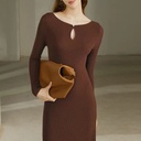 Elegant long women's dress with long sleeves, perfect for everyday looks