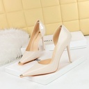 Women’s high-heeled shoes with an elegant hollow design