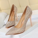 Women's sequin shoes with a pointed toe and elegant shallow mouth design
