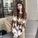 كنزة نسائية بياقة دائرية وتصميم فضفاض.
