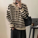 كنزة نسائية بسيطة بخطوط وغطاء رأس بأسلوب كوري.