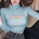 كنزة قصيرة نسائية بياقة نصف عالية من فراء صناعي.