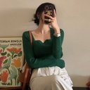 كنزة نسائية بياقة مربعة وحواف متموجة.